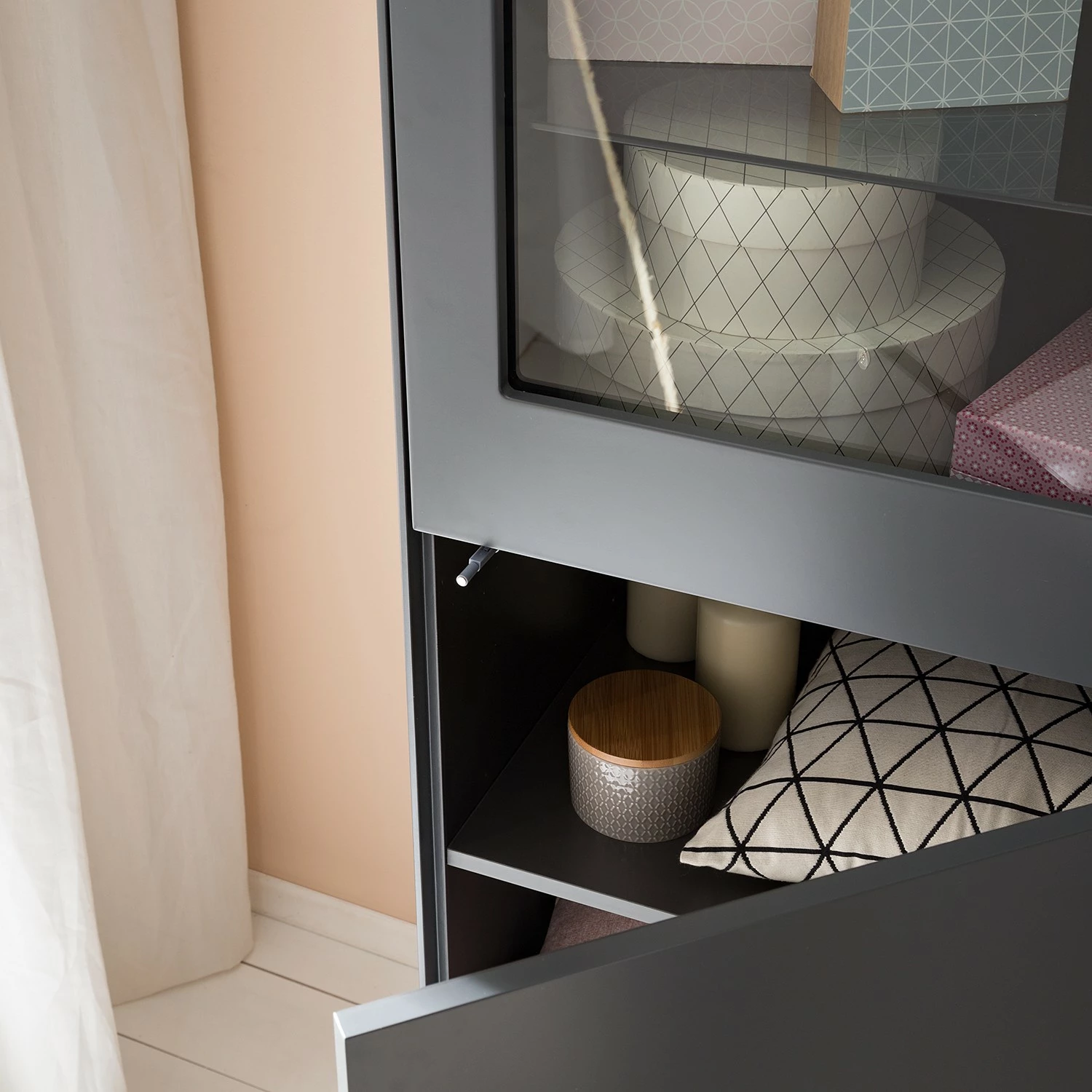 Vitrine Mat Chêne Massif Lindholm Gri 13 Vitrine Mat Chêne Massif Lindholm Gri – Image 11