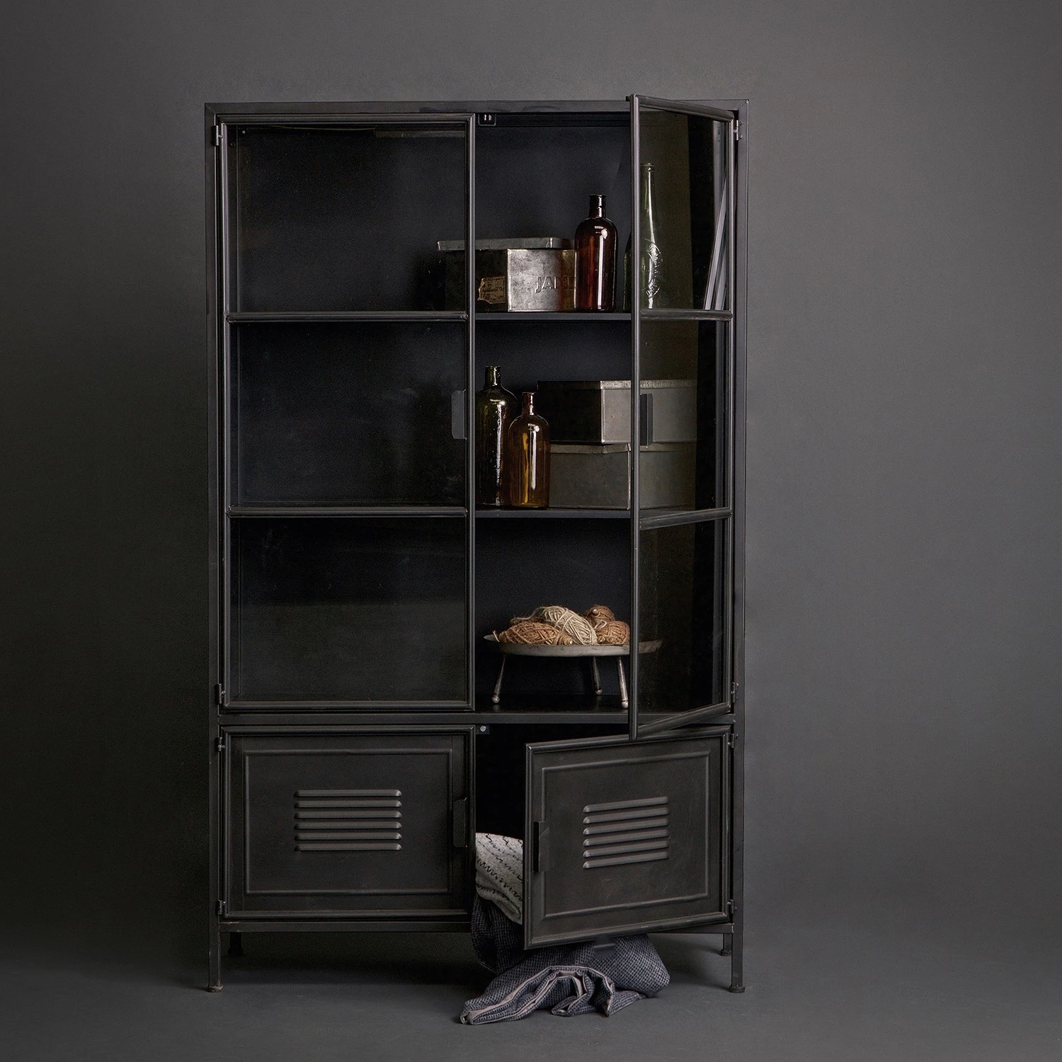 Vitrine Living Ravno Vintage Métal Noir Red 4 Vitrine Living Ravno Vintage Métal Noir Red – Image 2