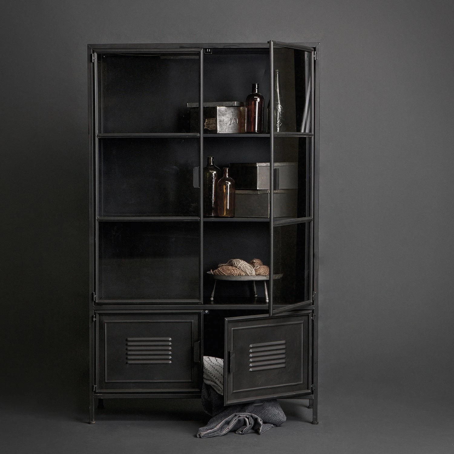 Vitrine Living Ravno Vintage Métal Noir Red 5 Vitrine Living Ravno Vintage Métal Noir Red – Image 3